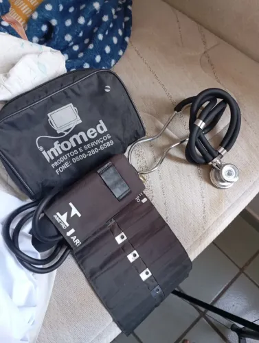 Estetoscópio + aparelho de pressão Infomed