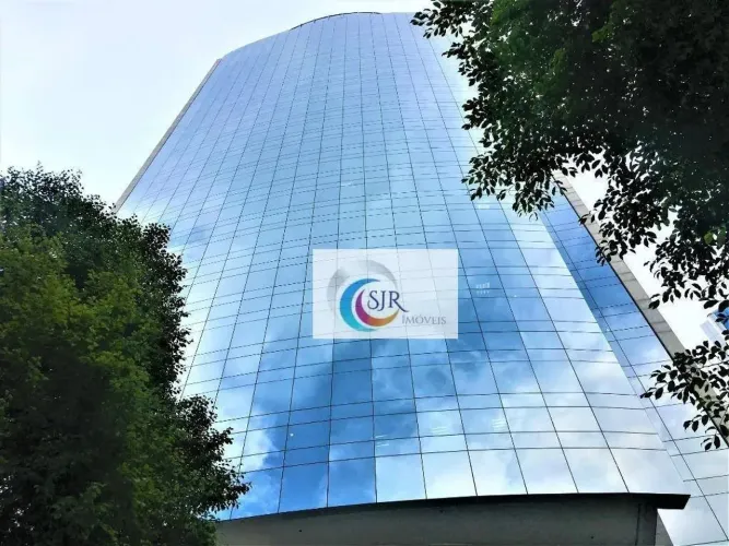 Sala comercial de 572 m² com piso elevado, forro modular, luminárias e ar condicionado cen