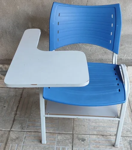 Cadeira universitária com prancheta de escrivaninha
