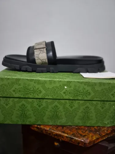 Sandália Gucci GG Supreme Masculina