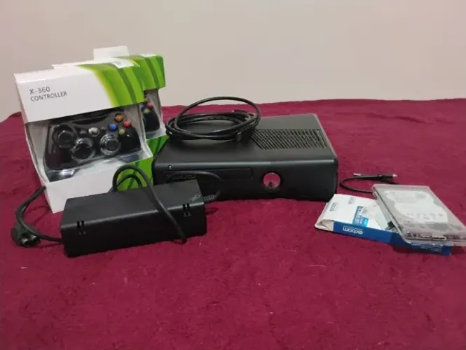 Xbox 360 Slim modelo E, 70 jogos, HD 500 GB e 2 controles