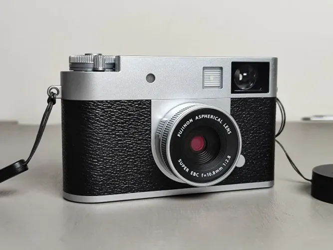 CÂMERA FUJIFILM X-HALF NOVA NA CAIXA.