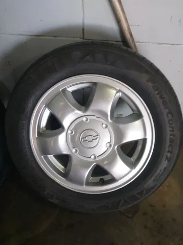 Rodas 4 por 100 aro 14 gm com pneus continental seminovos**