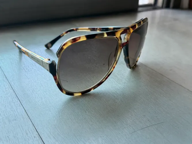Óculos de sol Michael Kors original (com perna quebrada)