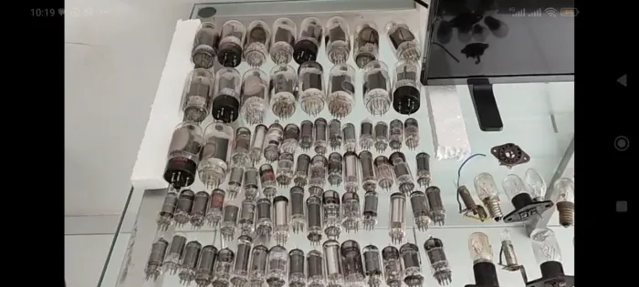 Válvulas eletrônicas antigas suadas .