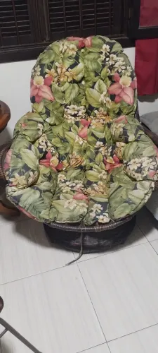 Poltrona temu almofada floral 