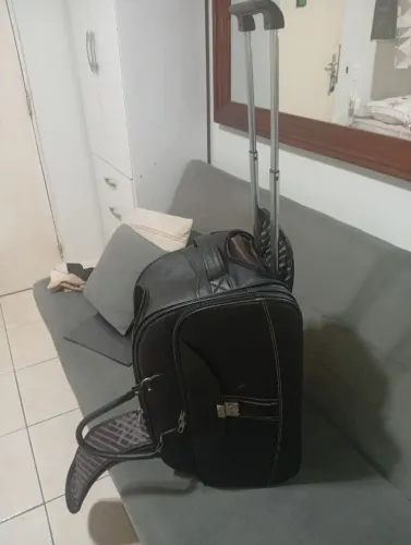 Mala muito linda // Só detalhes estéticos que não afetam em nada. 