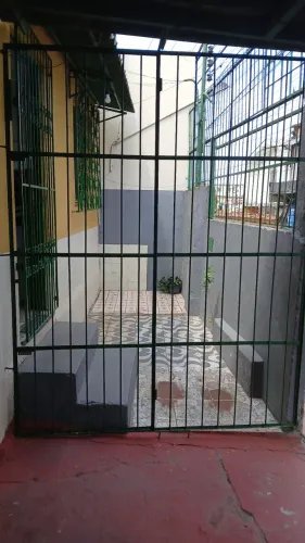 Grade metálica com portão