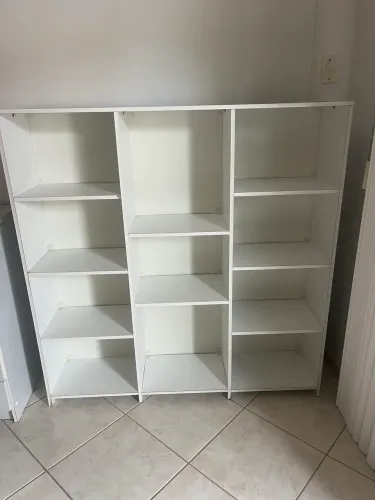 Estante / armário sem portas com prateleiras