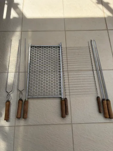 Kit grelha e espeto para churrasco 