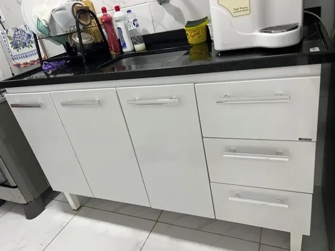Armário de cozinha com pedra de granito preta