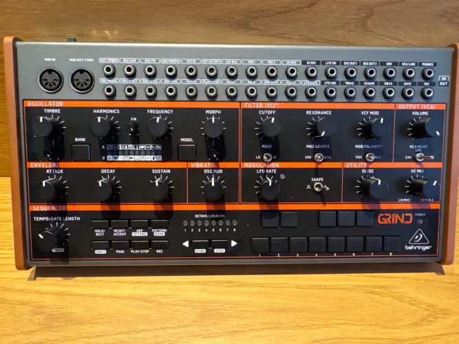 Sintetizador Behringer Grind