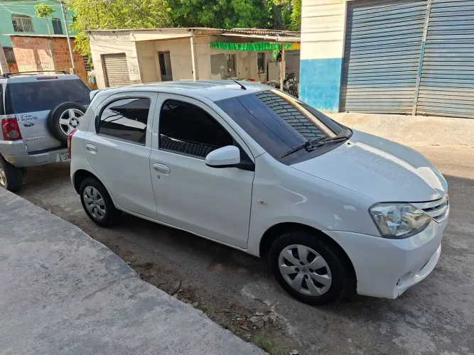 Toyota Etios X 1.3 Flex 16V 5P Mec. 2015