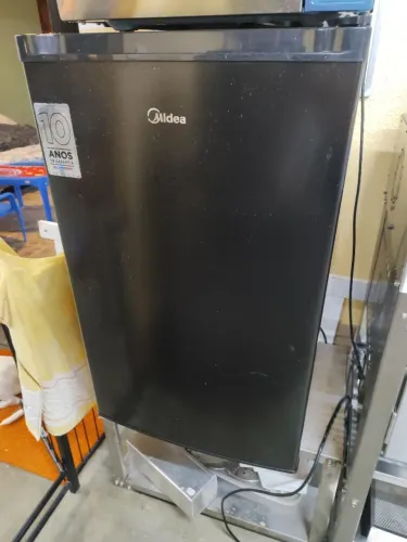 Mini geladeira Midea 124 litros seminova