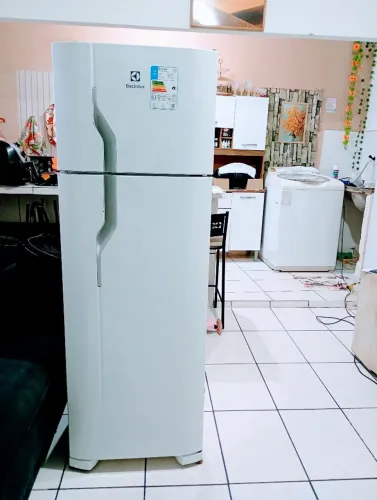 Vende-se geladeira Electrolux funcionando perfeitamente vem conservada gelo seco