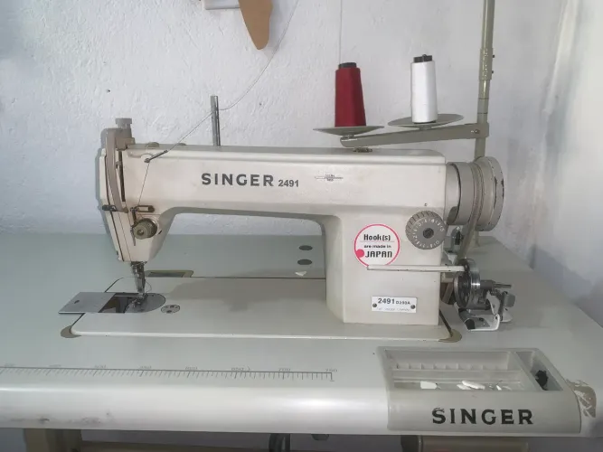 Máquina de costura - industrial reta + 70 utensílios para a máquina