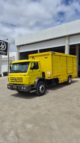 VW Worker 17.230 - 2019 - Baú de Bebida