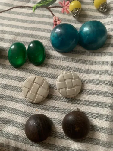Brincos de pressão designer e estilosos