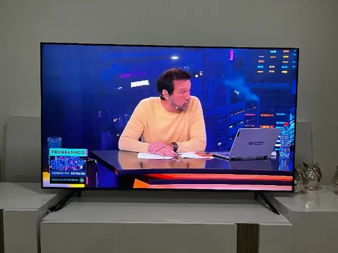 Smart TV Samsung 60 polegadas 4K AU7700 + controle + caixa
