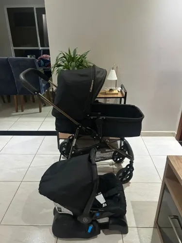 Carrinho de bebê Moisés com bebê conforto