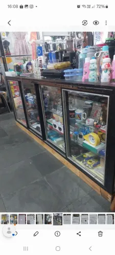 Vende-se balcão para loja com expositor. Possui 4 portas de correr, feito em vidro e ferro