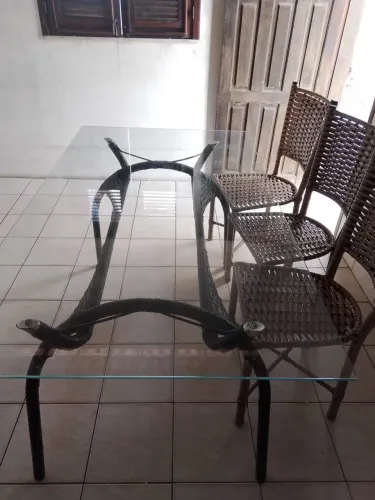 Mesa de vidro com 4 cadeiras em perfeito estado 
