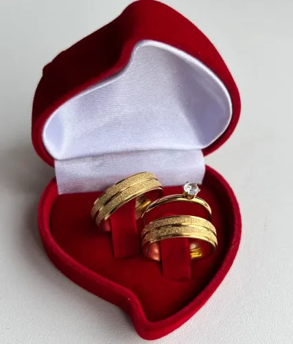 Par de Alianças Jateada C/Frisos 6mm + Solitária;Namoro Casamento;Banho de Ouro 18k