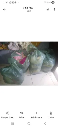 Vendo esses móveis e roupas de bazar .