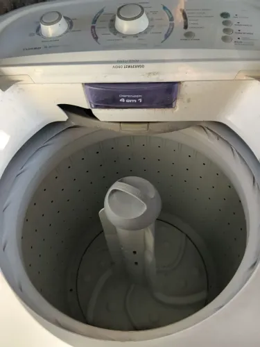 Máquina de lavar Eletrolux 15 k. Com defeito no batedor.
