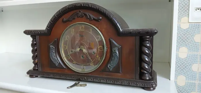Relógio de Mesa Carrilhão, completo, precisa revisão.