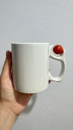 CANECA PARA SUBLIMAÇÃO COM PINGENTE DE BOLA DE FUTEBOL 325ML OU PINGENTE DE BASQUETE