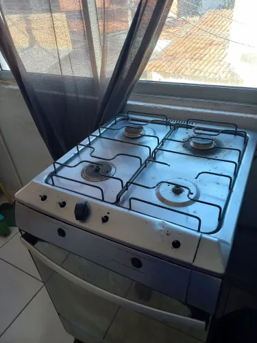 Vendo um fogão pega todas as boca,só está faltando 2 boca e 4 bichinha de liga 