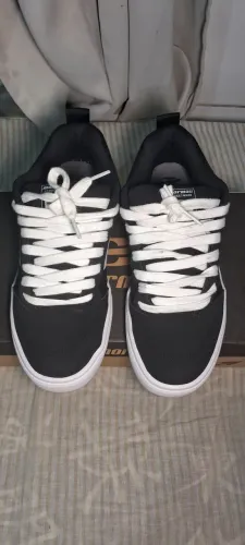 TÊNIS NORMAII, PRETO BÁSICO, DIA A DIA, CADARÇO BRANCO. USADO UMA VEZ. NÚMERO 40.