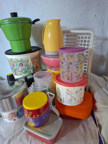 Vendo estas vasilhas, inclusive entre elas 5 latas tupperware. Todas por 190