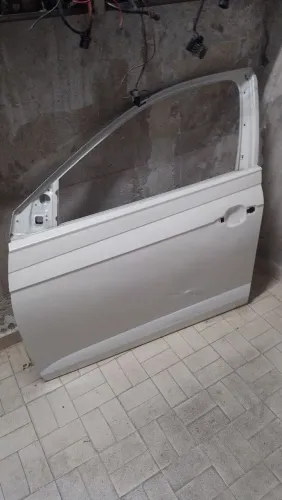 Porta dianteira esquerda polo virtus 2017/ 2025 usada
