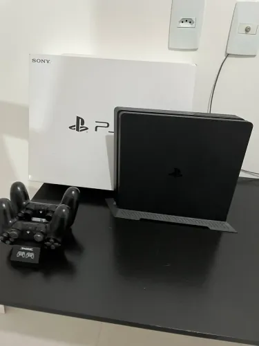 Ps4 slim 2 controles e caixa original todos os cabos
