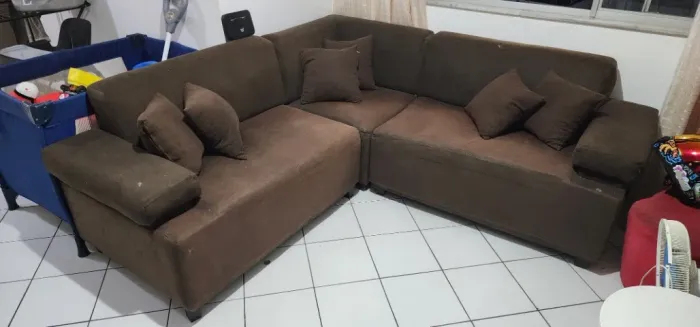Sofá 5 lugares com 6 almofadas