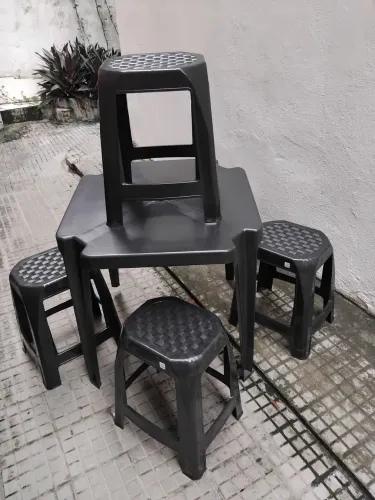Cadeira Plástica NOVA 04 Unid BANQUETAS + 01 MESA LISTUM60K
