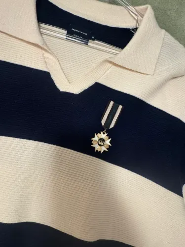 Blusa polo em lã com gola tamanho M cor azul e creme com medalha estilosa