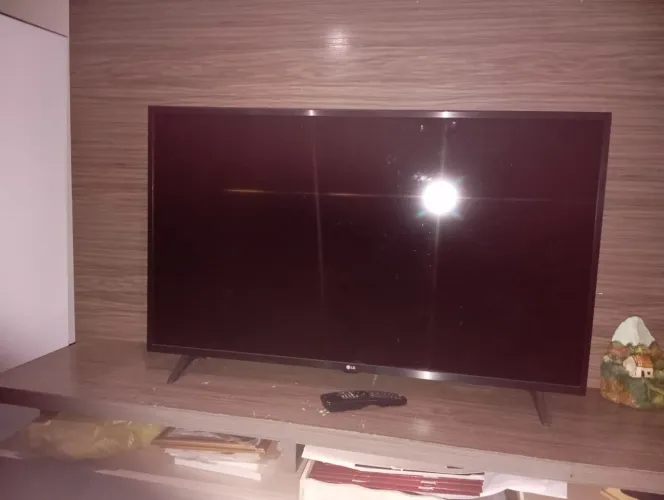 Vende-se tv LG 43 polegadas, suporta 4k, painel VA, R$ 1.100,00, ou troca-sr por rocadeir 