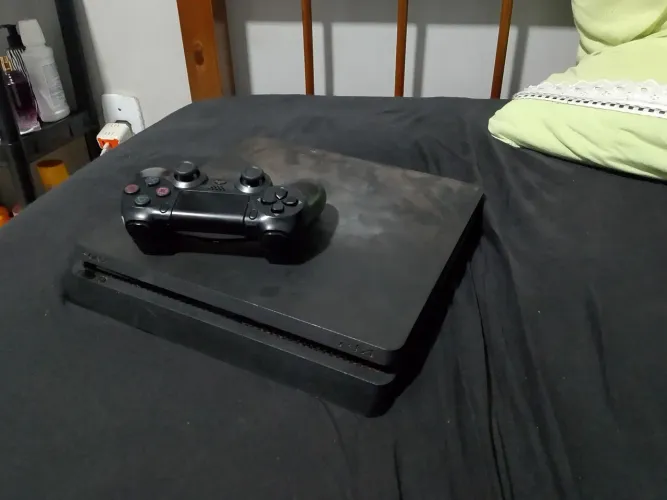 Ps4 com um controle um jogo