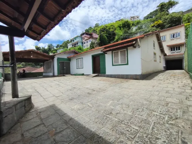 Casa comercial para aluguel com 596 metros quadrados com 10 quartos em Vila Muqui - Teresó