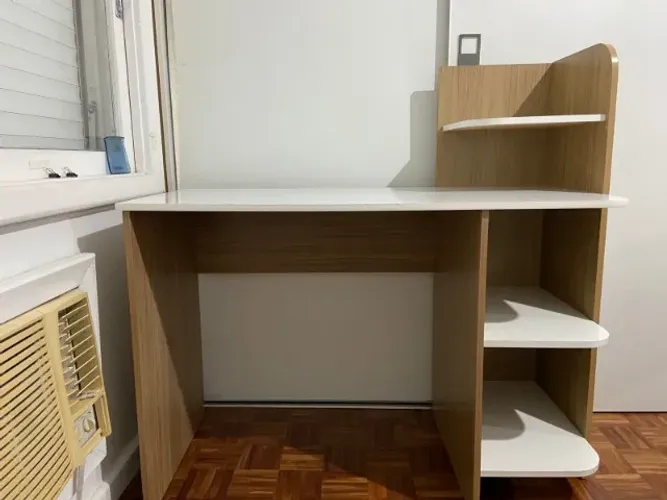 Escrivaninha / Mesa de Estudos com Estante Integrada (Muito Conservada)