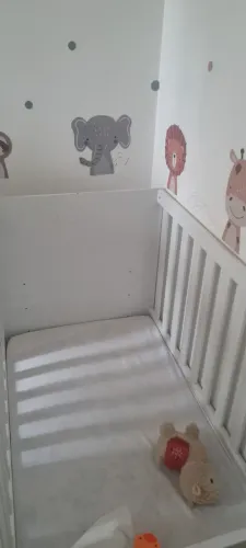 Berço para bebê com o colchão e suporte para mosqueteiro
