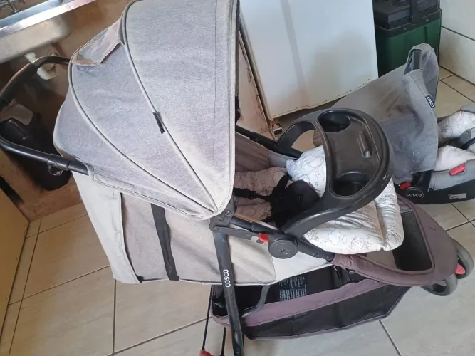 Carrinho de bebê e bebê conforto, para sair logo.