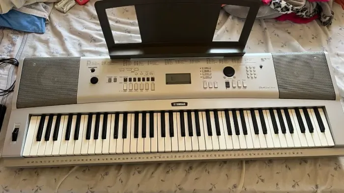 Teclado Yamaha DGX 220 Ótimo Estado Completo (Capa, Pedal e Fonte)