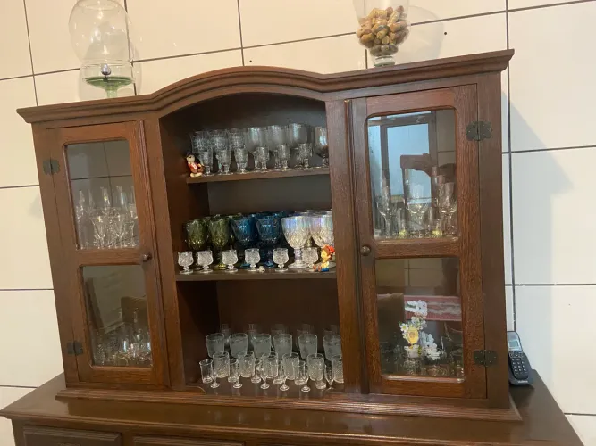 Cristaleira de Madeira Maciça em Sucupira - Linda e Conservada