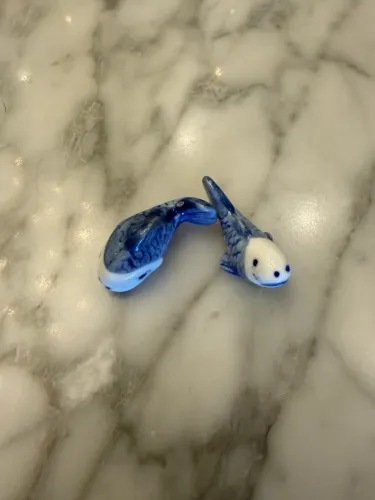 Miniaturas de Peixes em Porcelana Azul e Branca - Par Decorativo Orienta