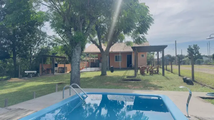 Sítio de esquina no Pomar da Lagoa com piscina, quiosque e casa estilo chalé