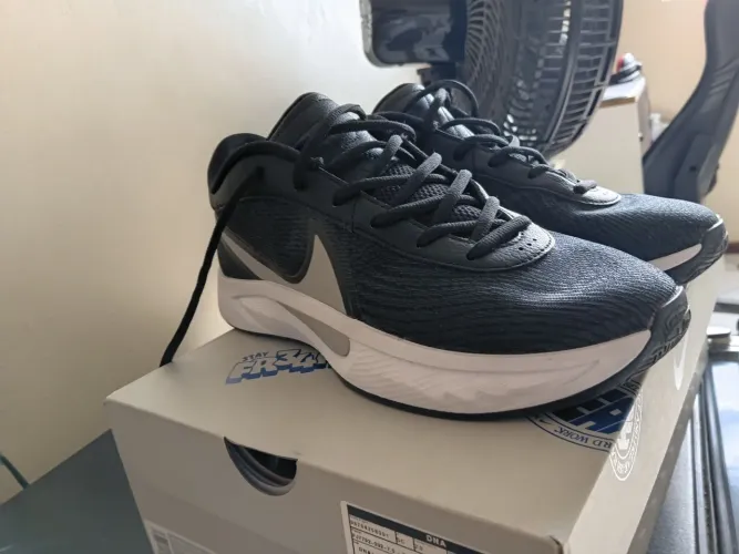 Vendo Nike Giannis Zoom Freak 6 original, tamanho 39, na cor preto/branco.